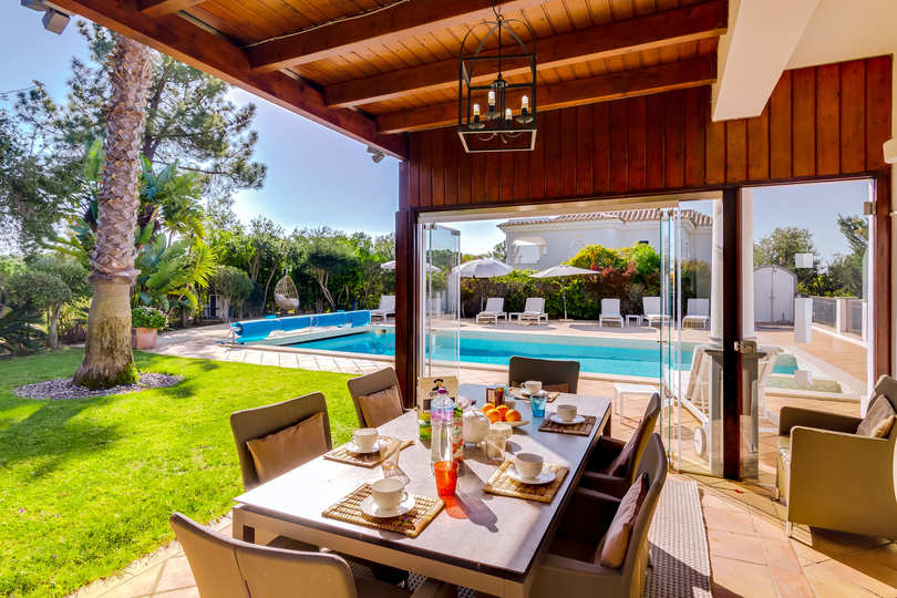 Vam in vaši družini bo všeč ta vila s 5 zvezdicami in zasebnim bazenom v letovišču Quinta do Lago, vila Algarve 1039