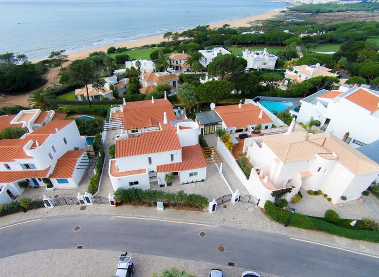 Predstavljajte si sprostitev ob zasebnem bazenu v vaši čudoviti vili v Vale Do Lobo, Faro Villa 1053