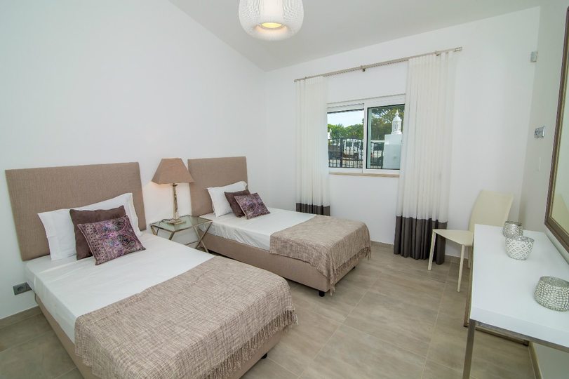 Predstavljajte si sprostitev ob zasebnem bazenu v vaši čudoviti vili v Vale Do Lobo, Faro Villa 1053