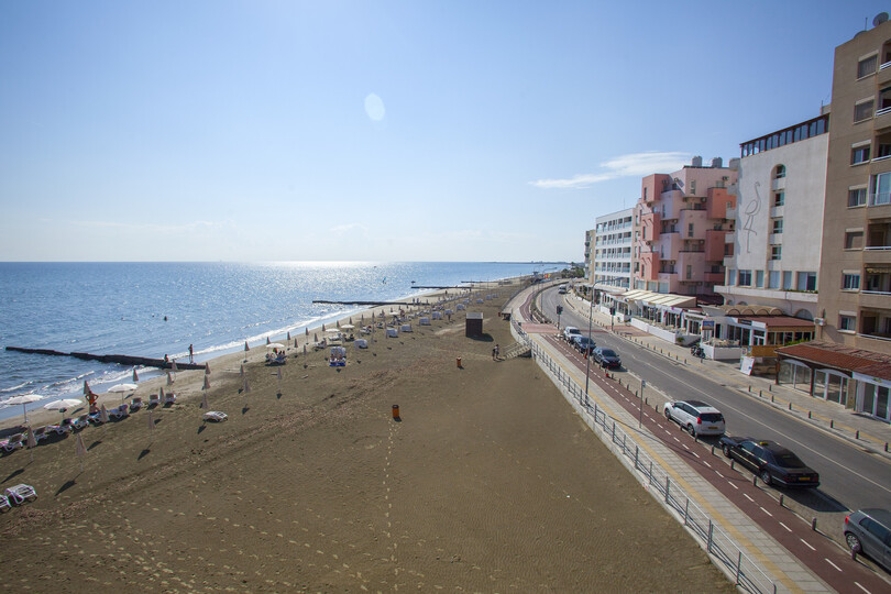 Predstavljajte si, da vi in vaša družina najamete to popolno počitniško stanovanje le nekaj minut od plaže, stanovanje Larnaca 1390
