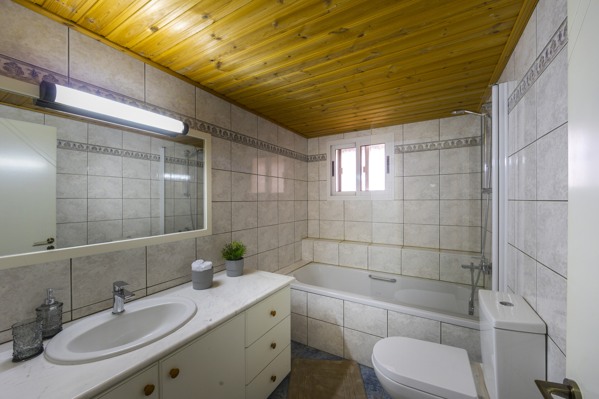 Vam in vaši družini bo všeč ta vila s 5 zvezdicami in pogledom na gozd, Limassol Villa 1001