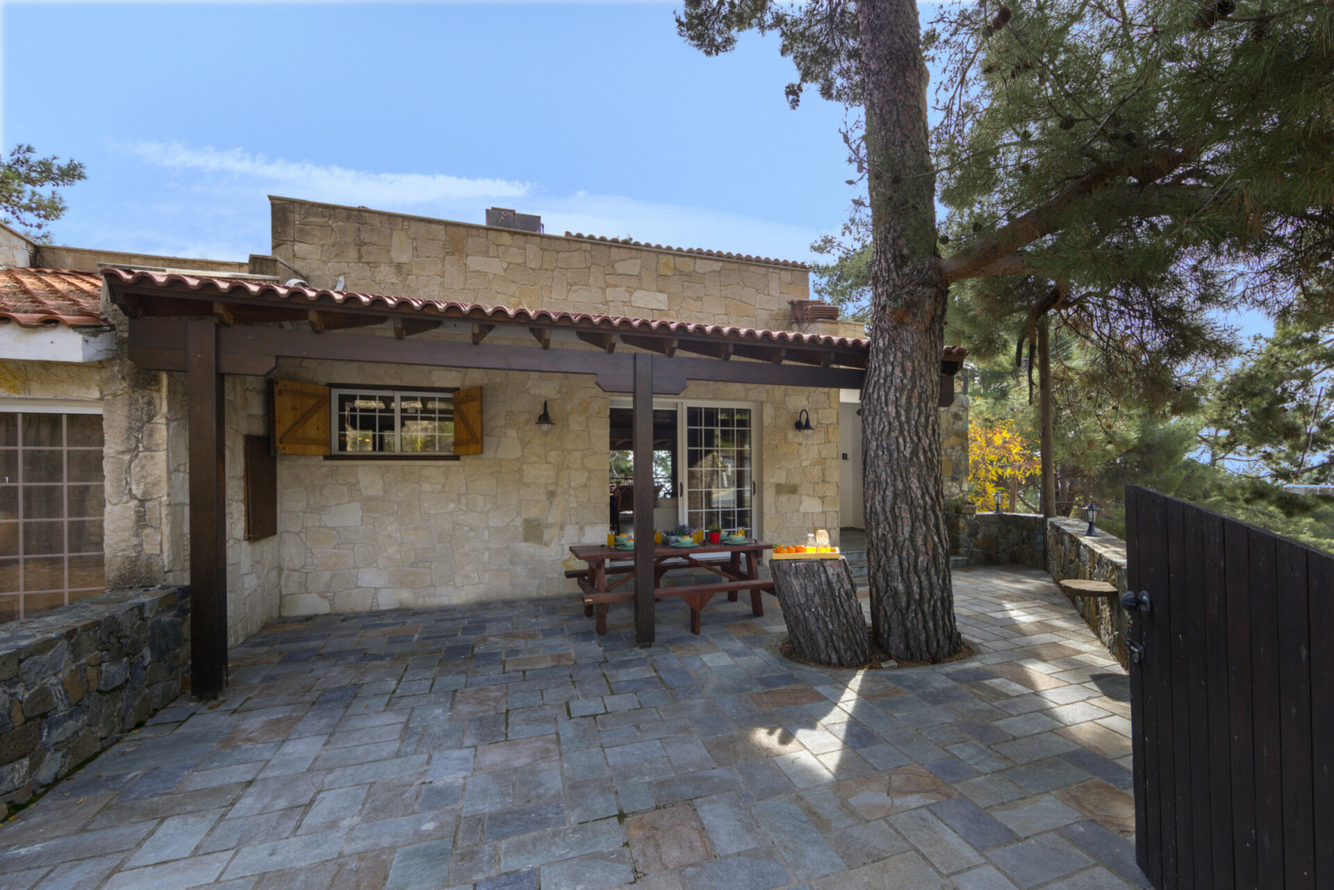 Vam in vaši družini bo všeč ta vila s 5 zvezdicami in pogledom na gozd, Limassol Villa 1001