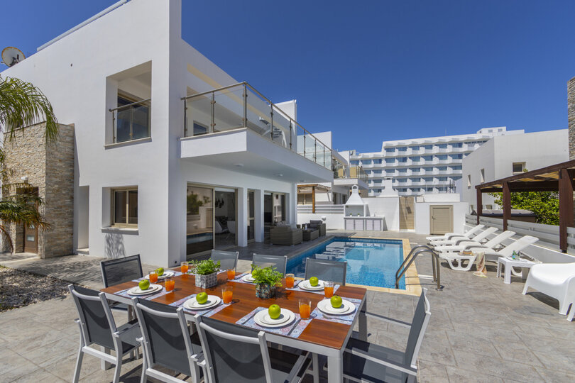 Vam in vaši družini bo všeč ta vila s 5 zvezdicami in zasebnim bazenom, Protaras Villa 1500