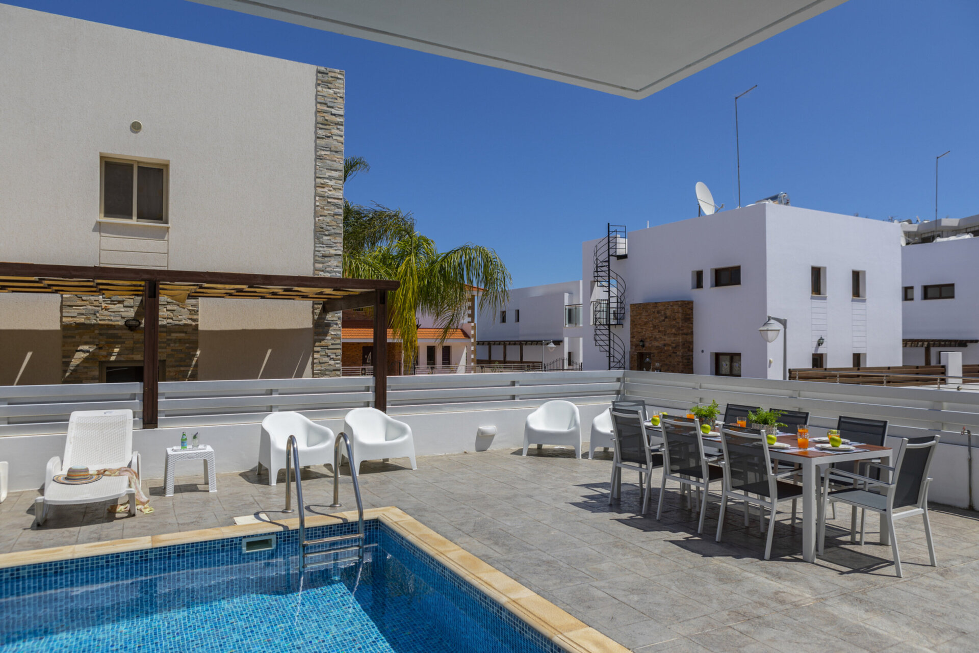 Vam in vaši družini bo všeč ta vila s 5 zvezdicami in zasebnim bazenom, Protaras Villa 1500