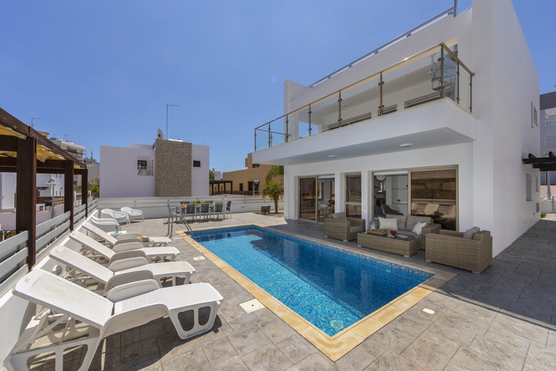 Vam in vaši družini bo všeč ta vila s 5 zvezdicami in zasebnim bazenom, Protaras Villa 1500