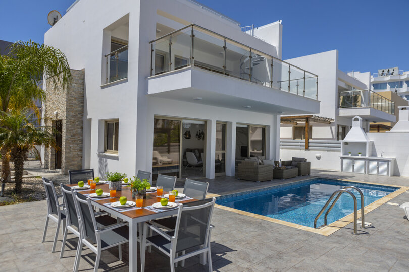 Vam in vaši družini bo všeč ta vila s 5 zvezdicami in zasebnim bazenom, Protaras Villa 1500