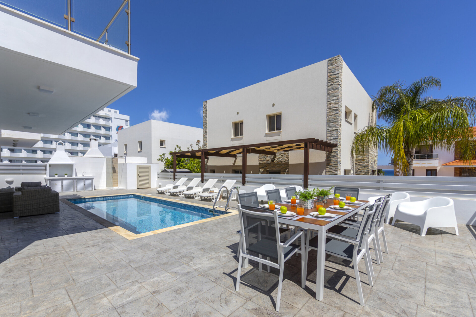 Vam in vaši družini bo všeč ta vila s 5 zvezdicami in zasebnim bazenom, Protaras Villa 1500