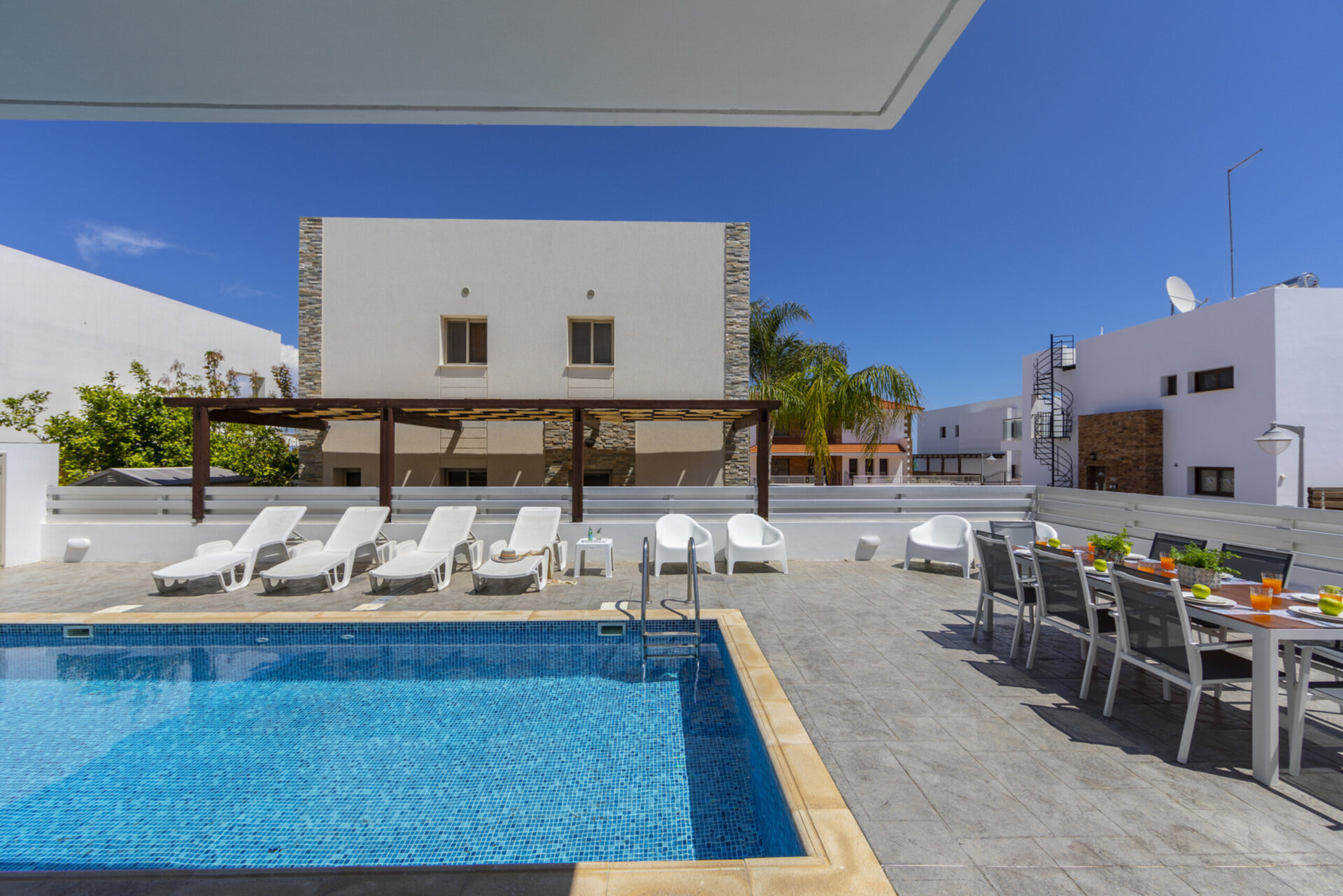 Vam in vaši družini bo všeč ta vila s 5 zvezdicami in zasebnim bazenom, Protaras Villa 1500