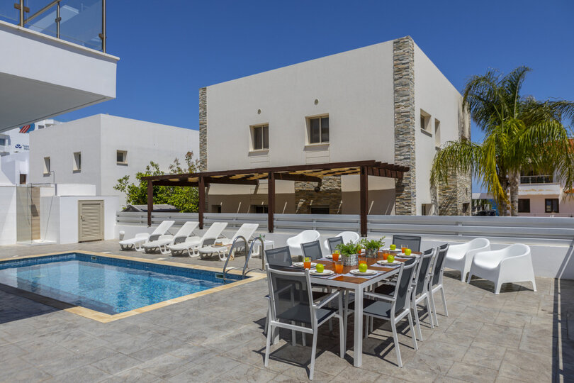 Vam in vaši družini bo všeč ta vila s 5 zvezdicami in zasebnim bazenom, Protaras Villa 1500