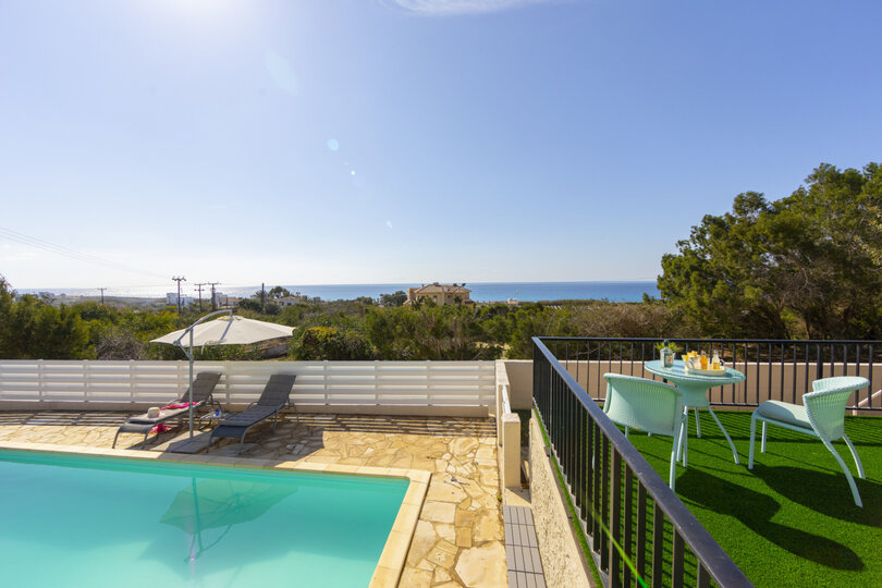 Predstavljajte si, da vaša družina najame to luksuzno vilo v sodobnem slogu v Ayia Napi, vila Ayia Napa 1371