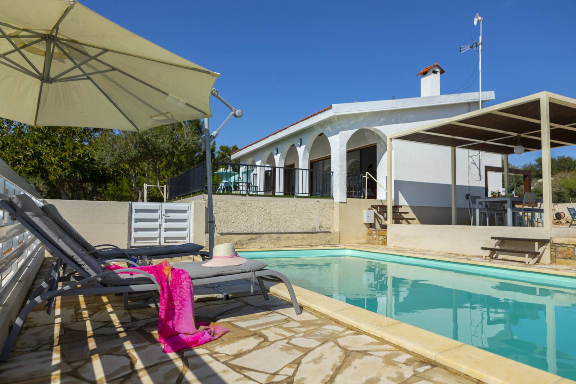 Predstavljajte si, da vaša družina najame to luksuzno vilo v sodobnem slogu v Ayia Napi, vila Ayia Napa 1371