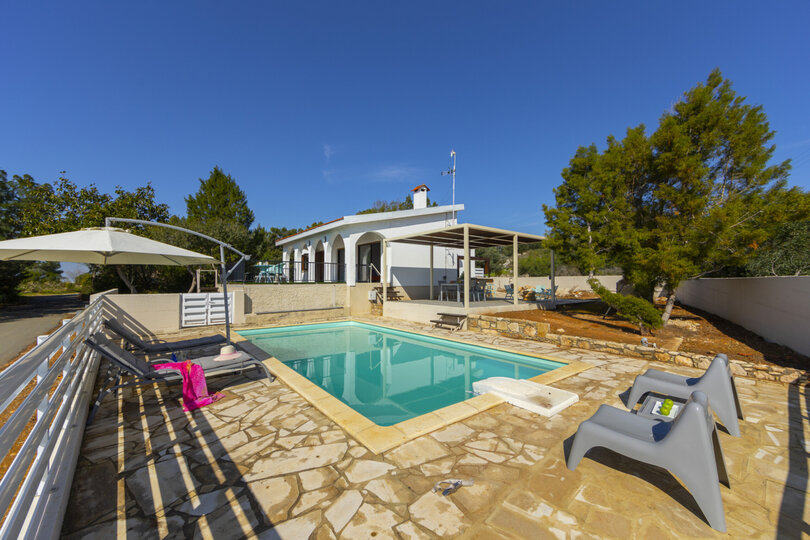 Predstavljajte si, da vaša družina najame to luksuzno vilo v sodobnem slogu v Ayia Napi, vila Ayia Napa 1371