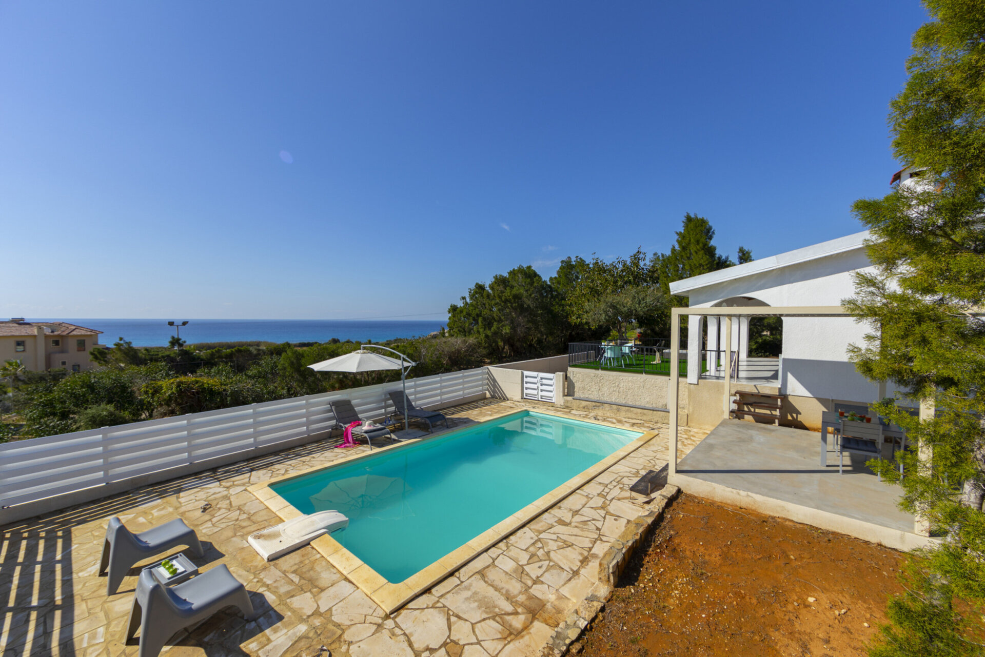 Predstavljajte si, da vaša družina najame to luksuzno vilo v sodobnem slogu v Ayia Napi, vila Ayia Napa 1371