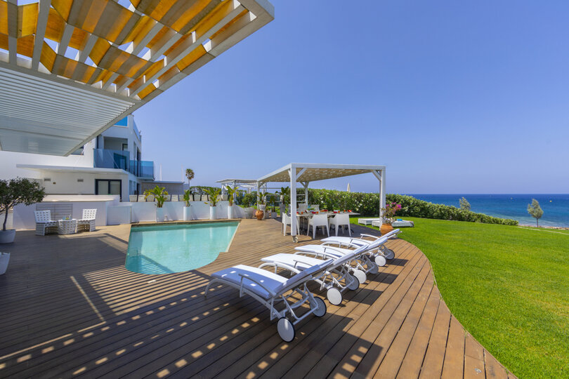 Vam in vaši družini bo všeč ta vila ob plaži, Pernera Villa 1526.