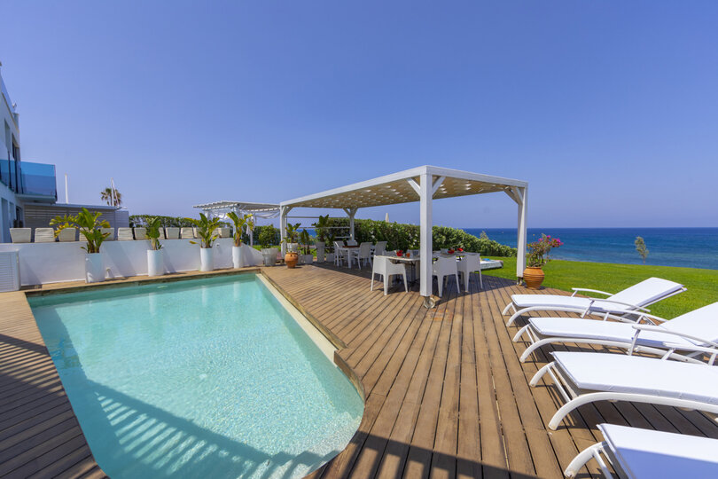 Vam in vaši družini bo všeč ta vila ob plaži, Pernera Villa 1526.