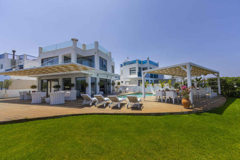 Vam in vaši družini bo všeč ta vila ob plaži, Pernera Villa 1526.