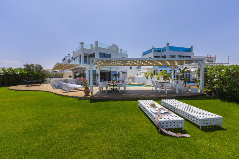 Vam in vaši družini bo všeč ta vila ob plaži, Pernera Villa 1526.