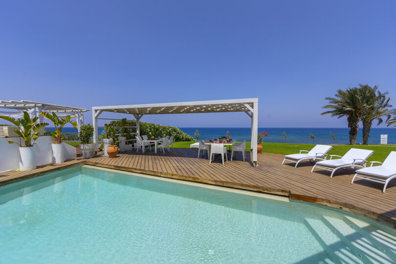 Vam in vaši družini bo všeč ta vila ob plaži, Pernera Villa 1526.
