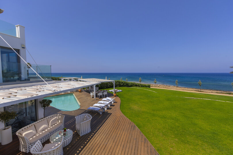 Vam in vaši družini bo všeč ta vila ob plaži, Pernera Villa 1526.