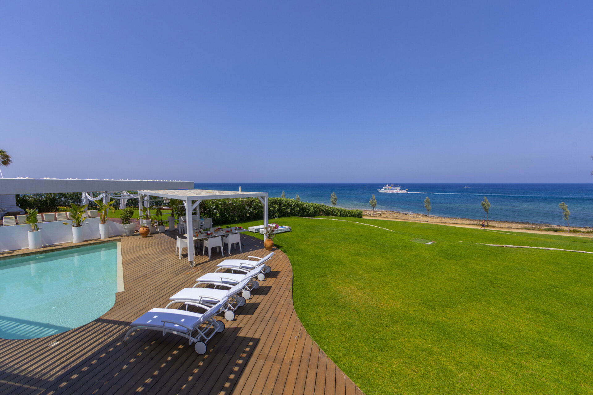 Vam in vaši družini bo všeč ta vila ob plaži, Pernera Villa 1526.