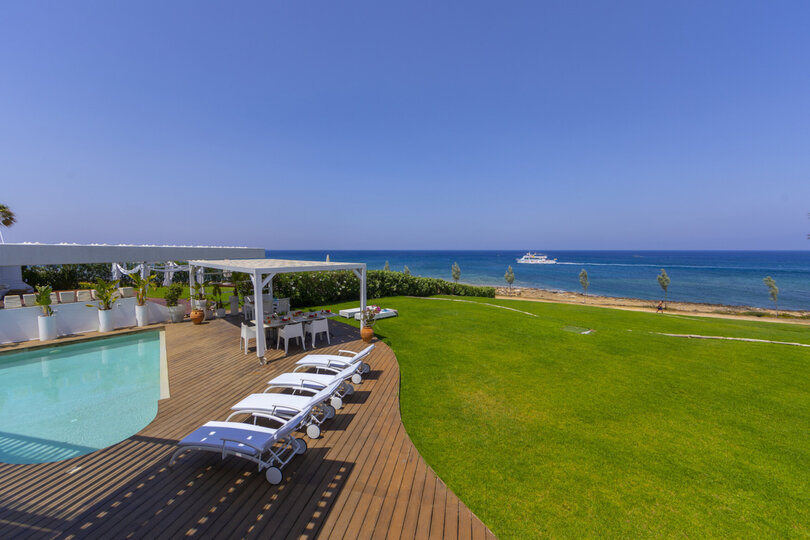 Vam in vaši družini bo všeč ta vila ob plaži, Pernera Villa 1526.