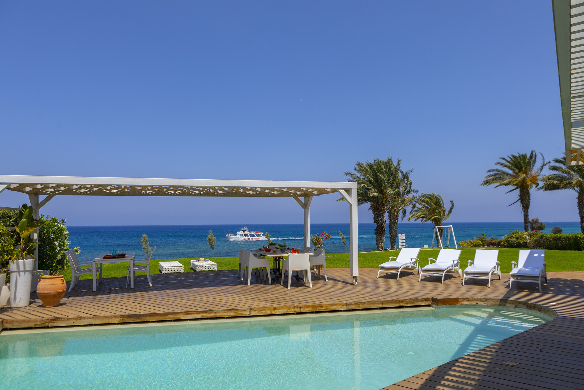Vam in vaši družini bo všeč ta vila ob plaži, Pernera Villa 1526.