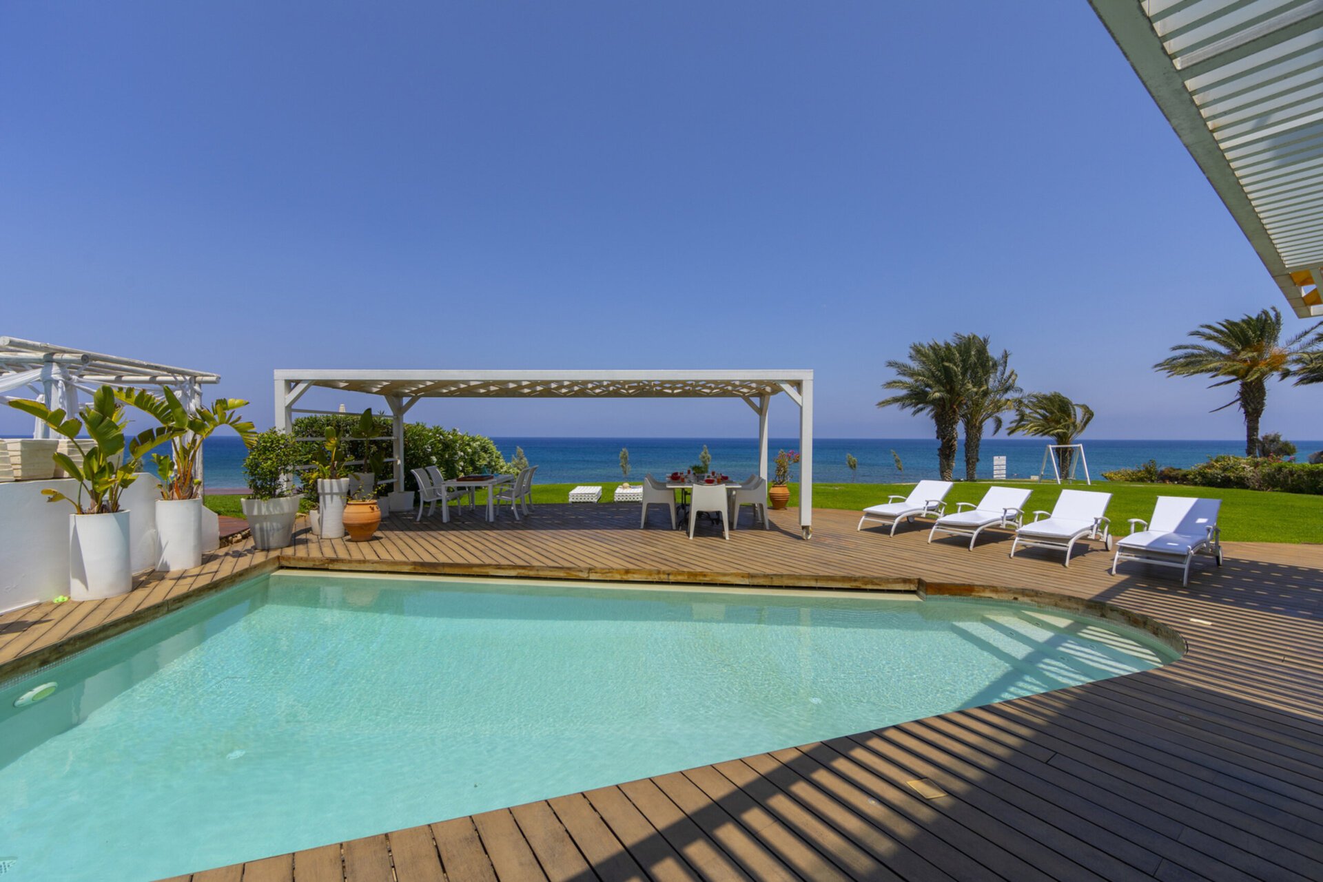 Vam in vaši družini bo všeč ta vila ob plaži, Pernera Villa 1526.