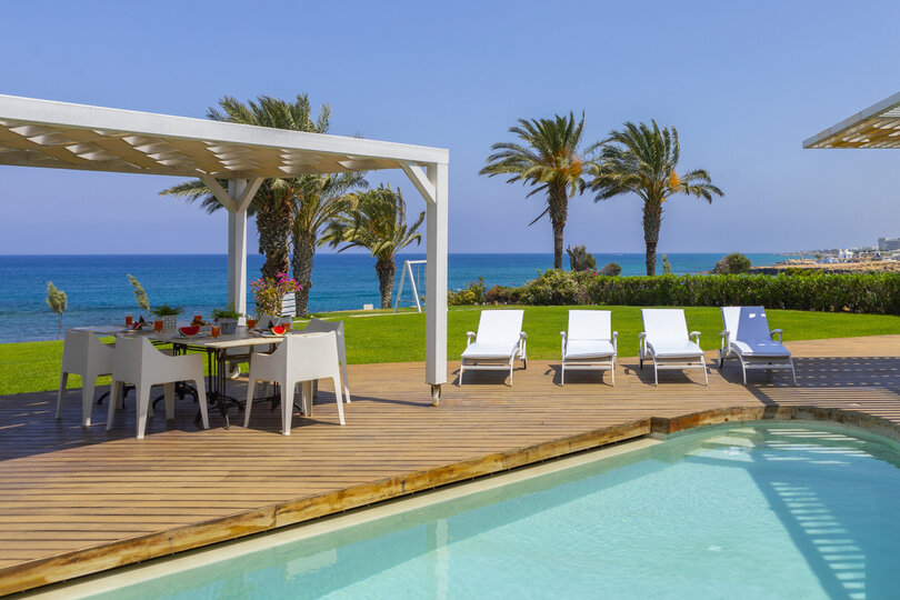 Vam in vaši družini bo všeč ta vila ob plaži, Pernera Villa 1526.