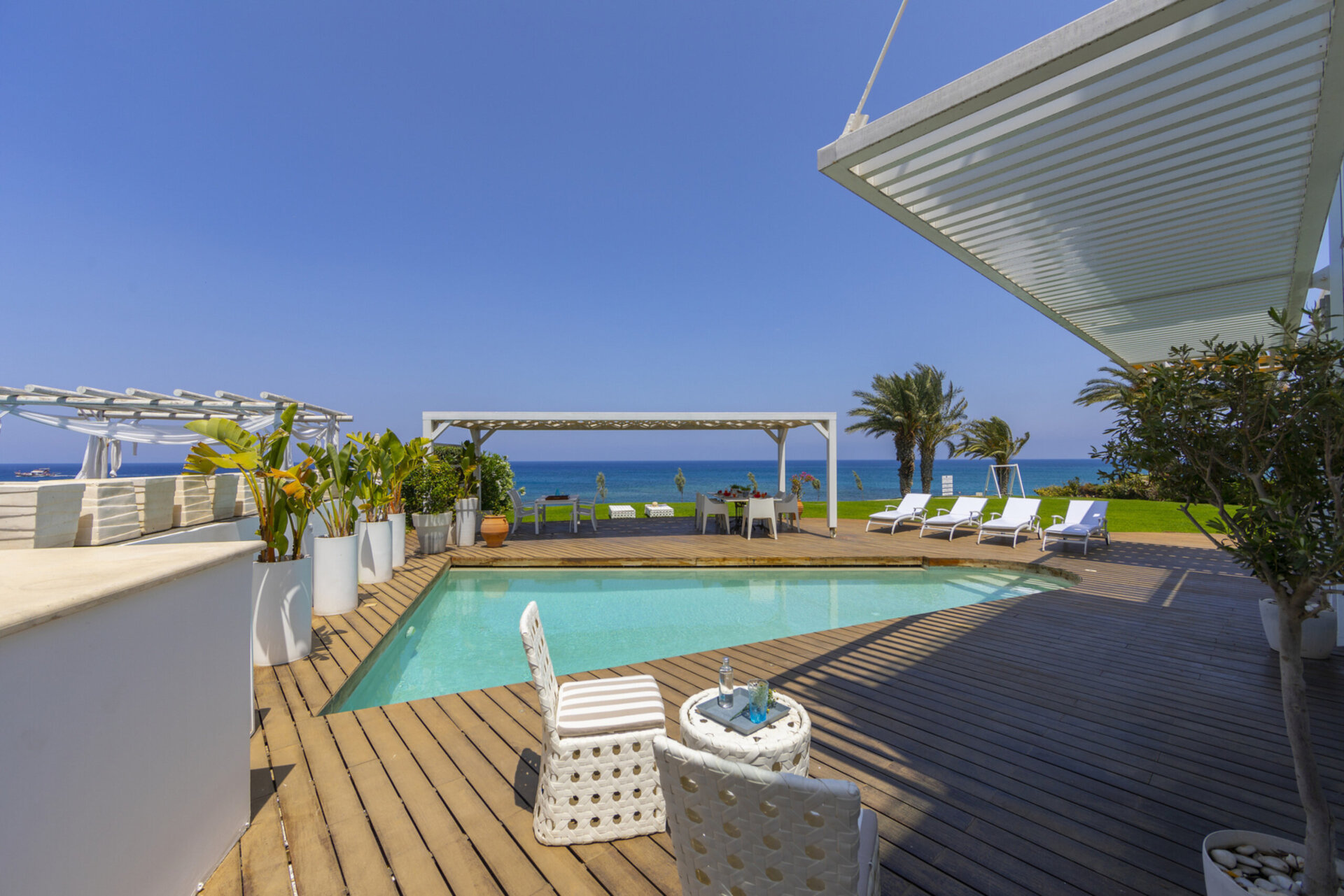 Vam in vaši družini bo všeč ta vila ob plaži, Pernera Villa 1526.