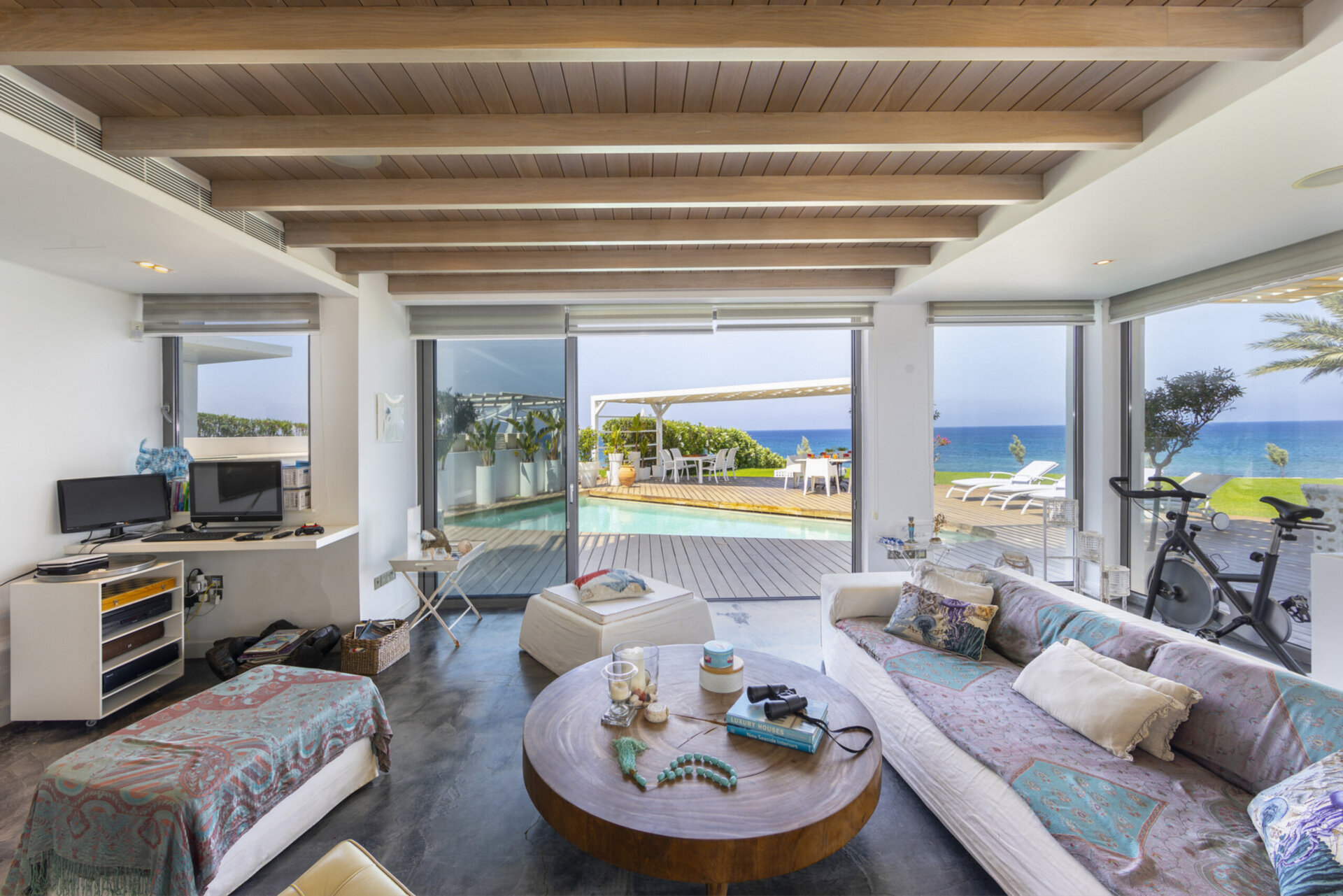 Vam in vaši družini bo všeč ta vila ob plaži, Pernera Villa 1526.