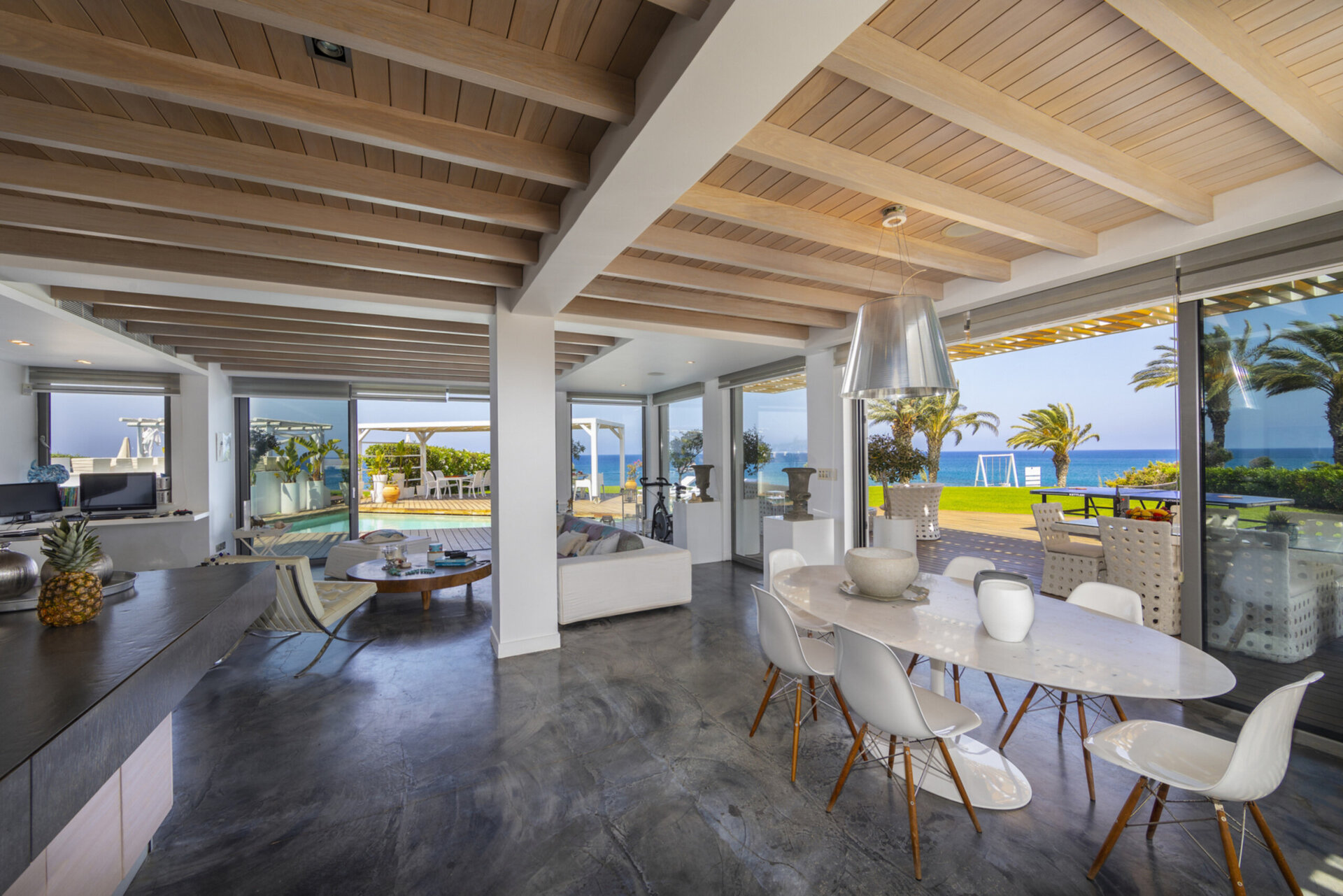 Vam in vaši družini bo všeč ta vila ob plaži, Pernera Villa 1526.