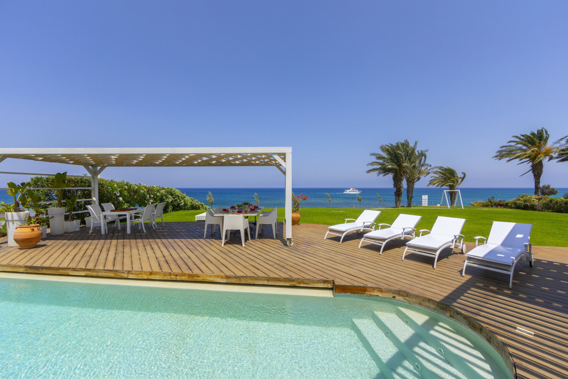 Vam in vaši družini bo všeč ta vila ob plaži, Pernera Villa 1526.
