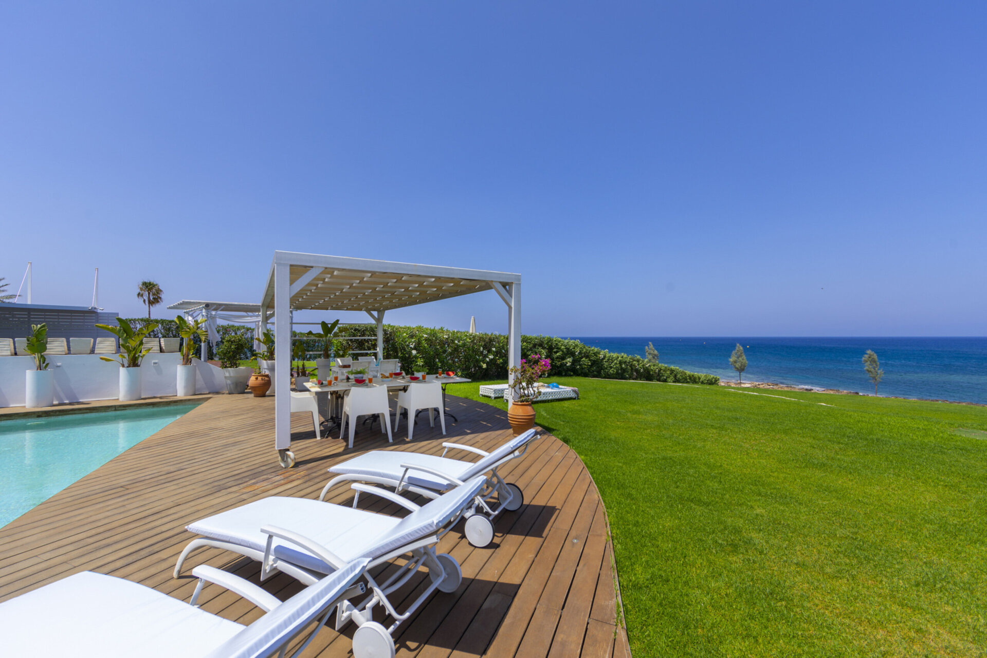 Vam in vaši družini bo všeč ta vila ob plaži, Pernera Villa 1526.