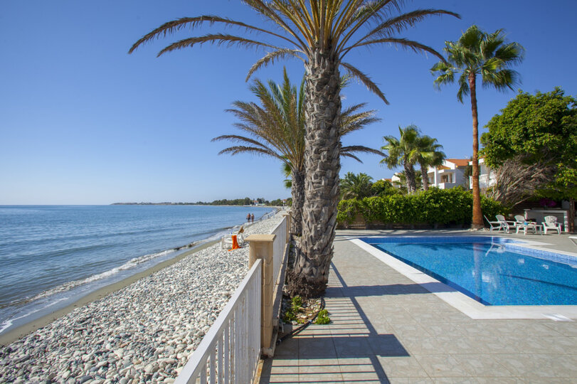 Predstavljajte si, da vaša družina najame to luksuzno vilo ob plaži, vila Larnaca 1399