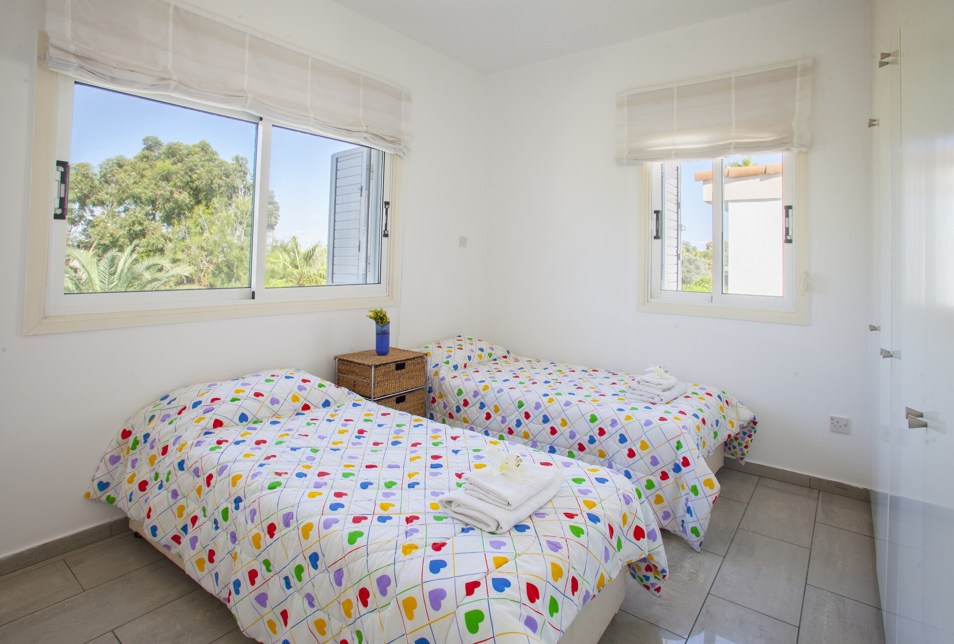Predstavljajte si, da vaša družina najame to luksuzno vilo ob plaži, vila Larnaca 1399