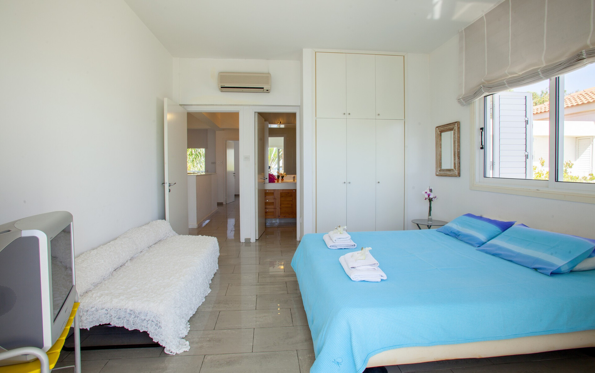 Predstavljajte si, da vaša družina najame to luksuzno vilo ob plaži, vila Larnaca 1399