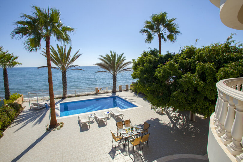 Predstavljajte si, da vaša družina najame to luksuzno vilo ob plaži, vila Larnaca 1399