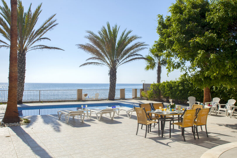 Predstavljajte si, da vaša družina najame to luksuzno vilo ob plaži, vila Larnaca 1399