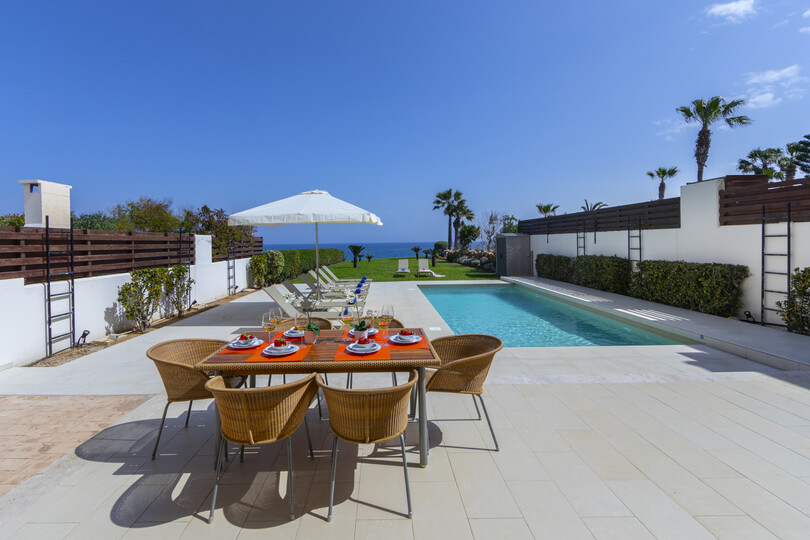 Vam in vaši družini bo všeč ta vila ob plaži s 5 zvezdicami, Protaras Villa 1536