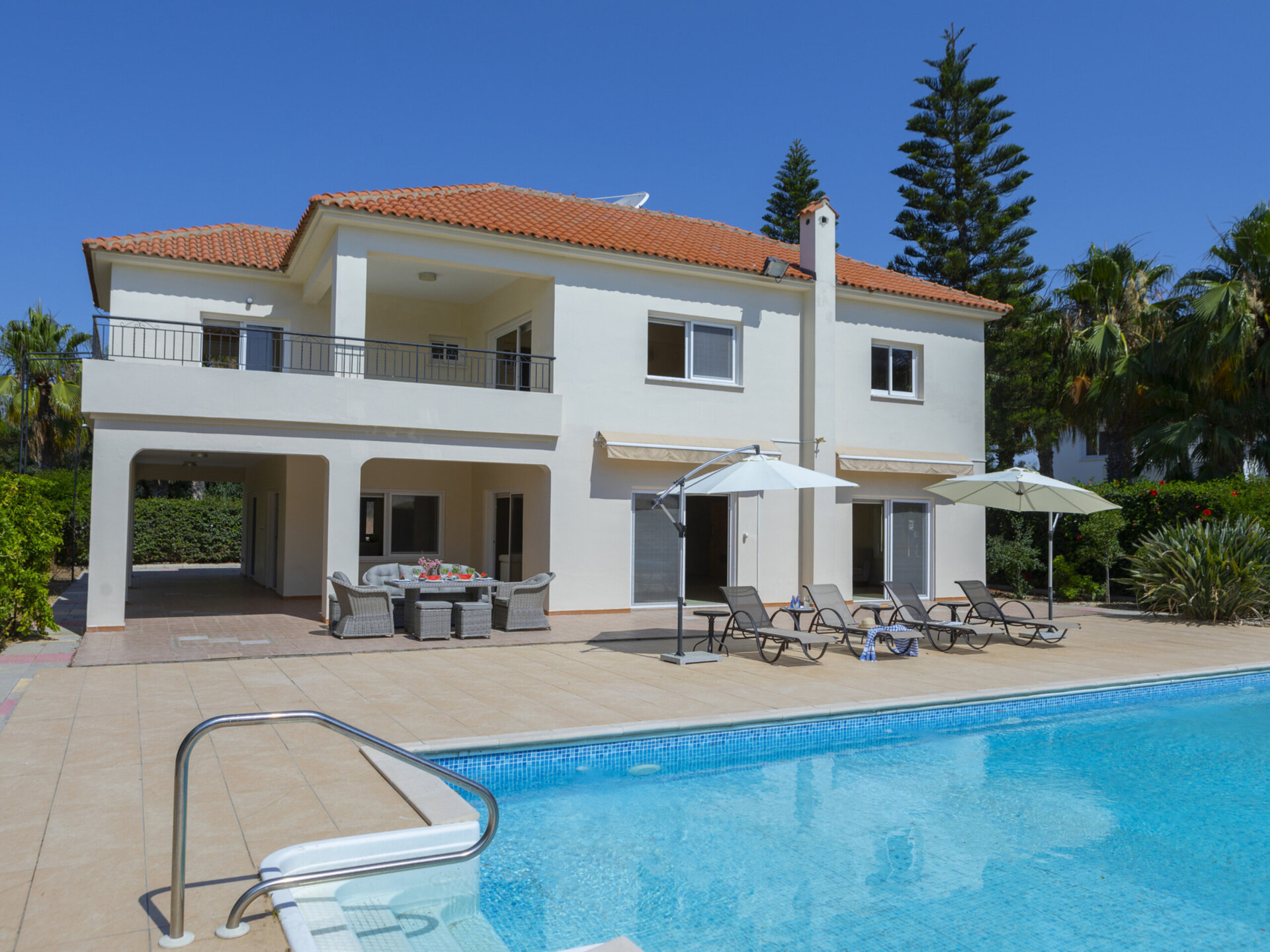 Vam in vaši družini bo všeč ta vila ob obali, vila Larnaca 1400