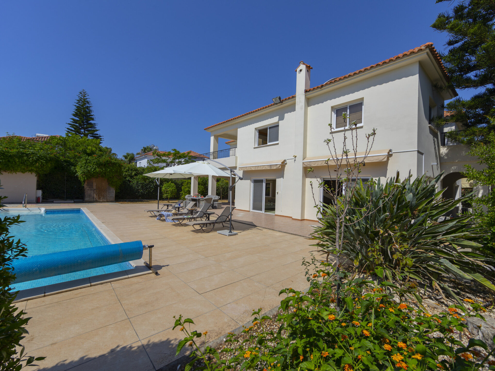 Vam in vaši družini bo všeč ta vila ob obali, vila Larnaca 1400