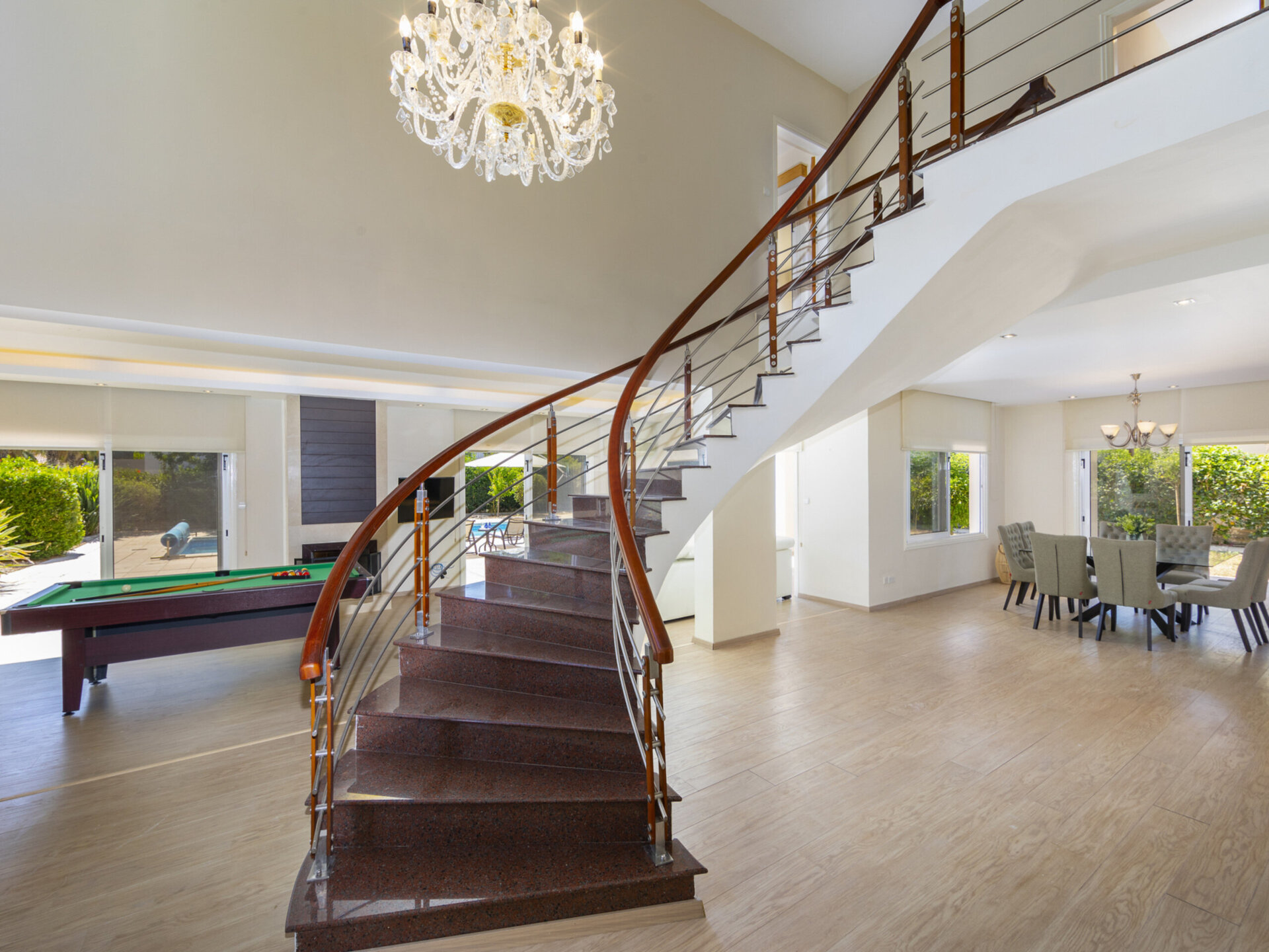 Vam in vaši družini bo všeč ta vila ob obali, vila Larnaca 1400