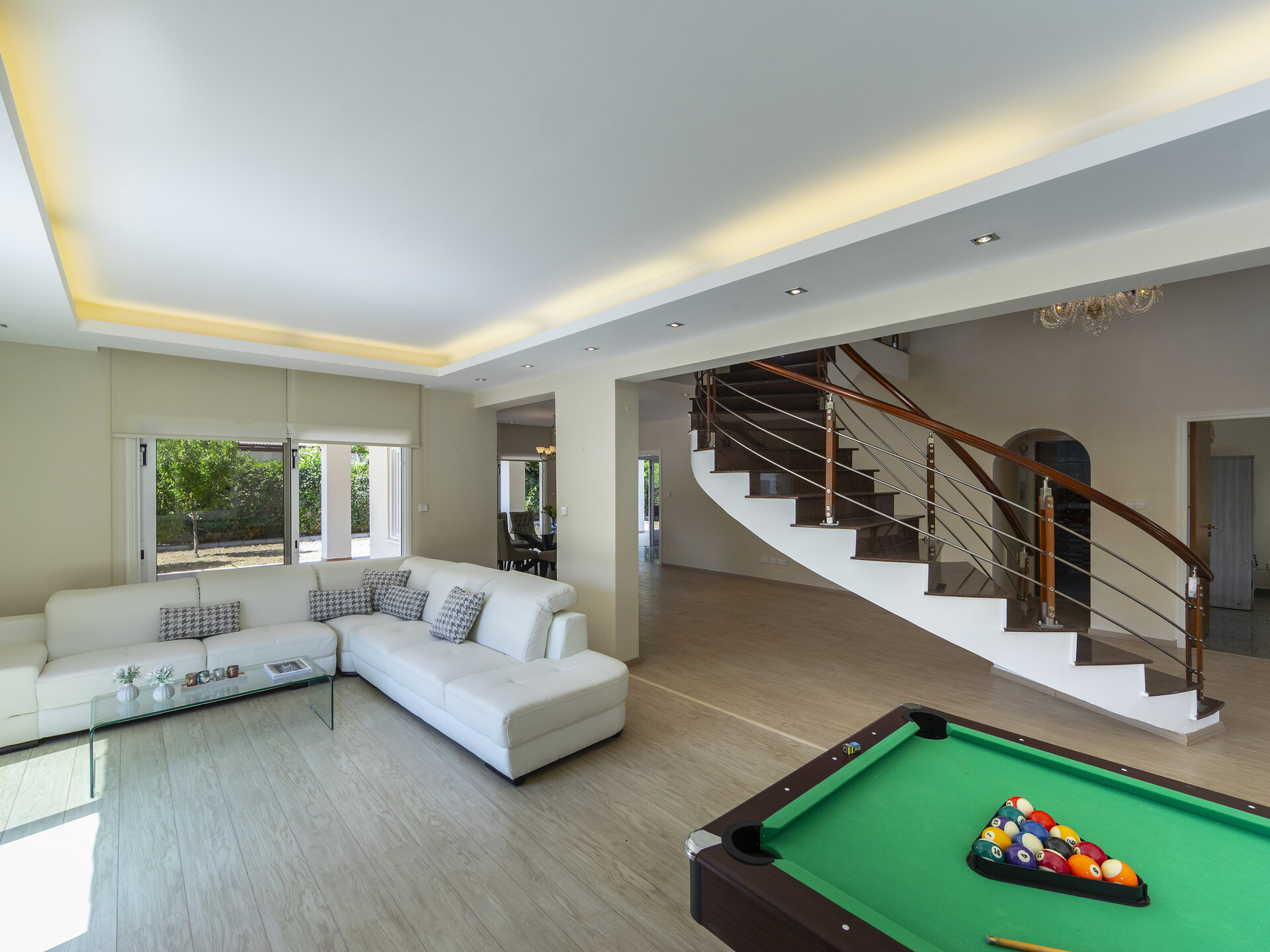 Vam in vaši družini bo všeč ta vila ob obali, vila Larnaca 1400