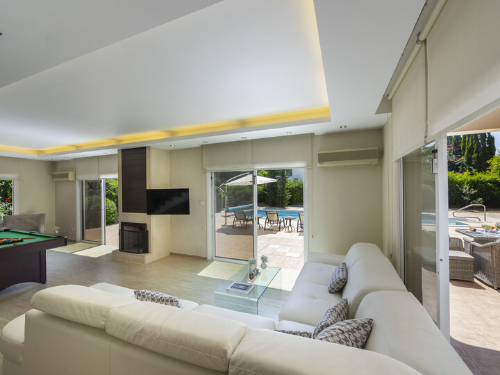 Vam in vaši družini bo všeč ta vila ob obali, vila Larnaca 1400