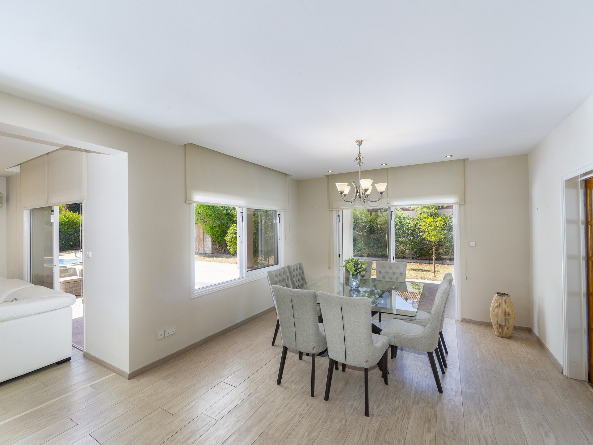Vam in vaši družini bo všeč ta vila ob obali, vila Larnaca 1400