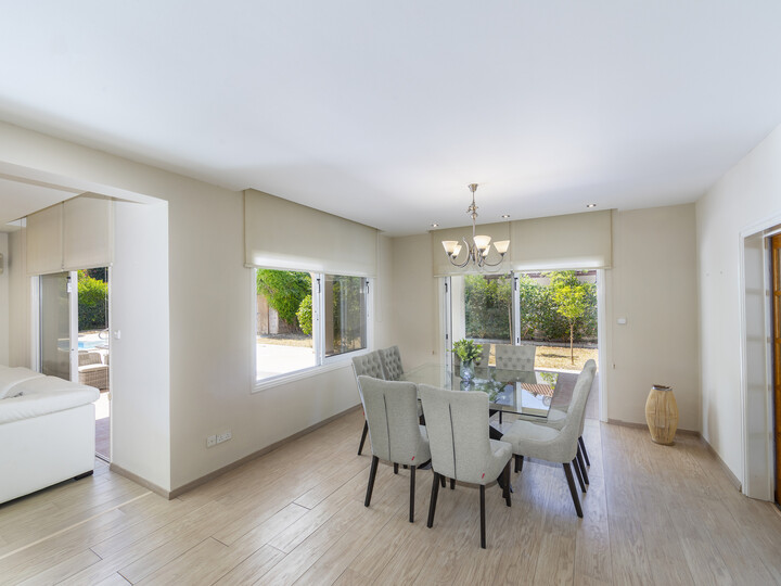 Vam in vaši družini bo všeč ta vila ob obali, vila Larnaca 1400