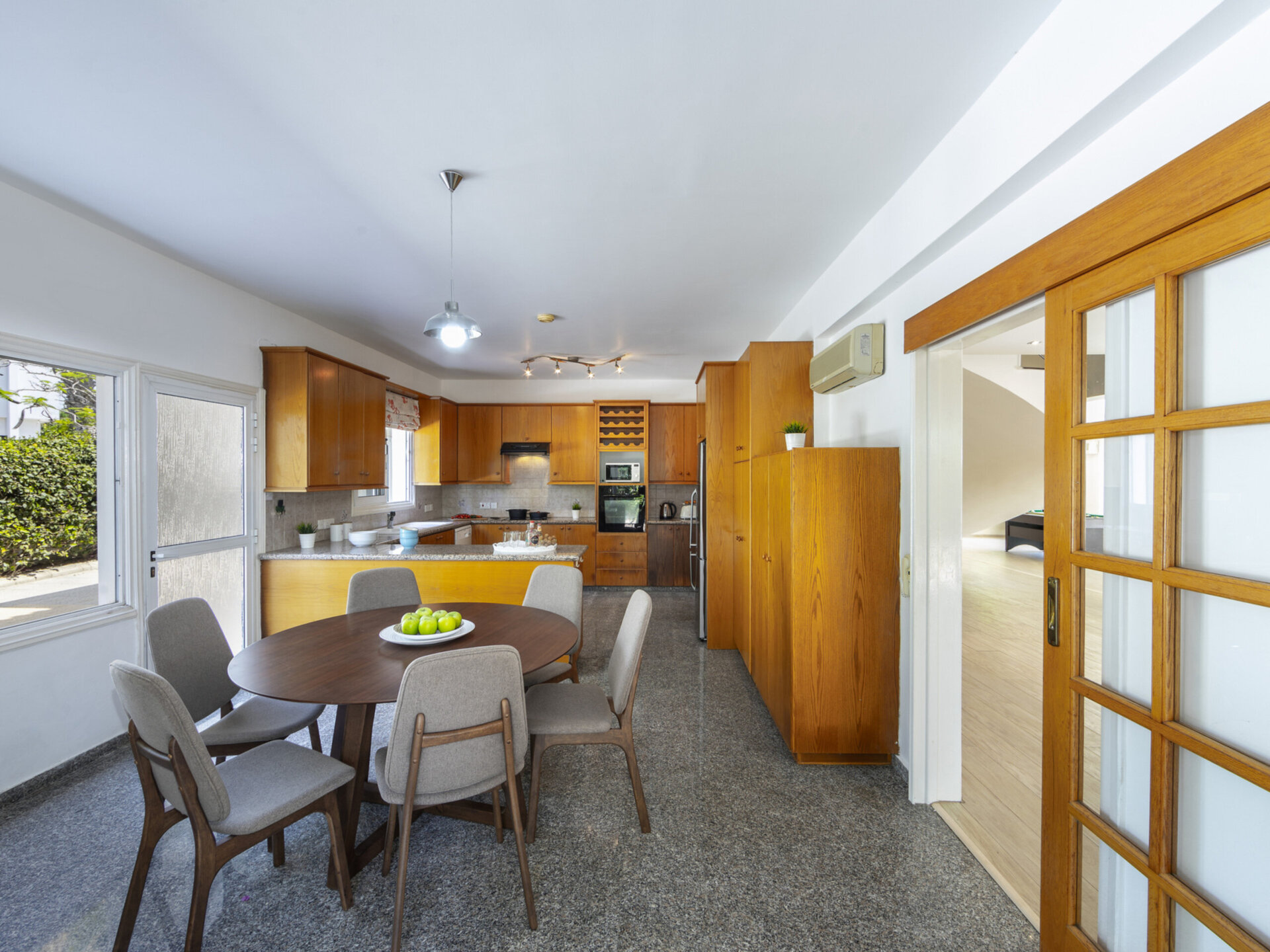 Vam in vaši družini bo všeč ta vila ob obali, vila Larnaca 1400