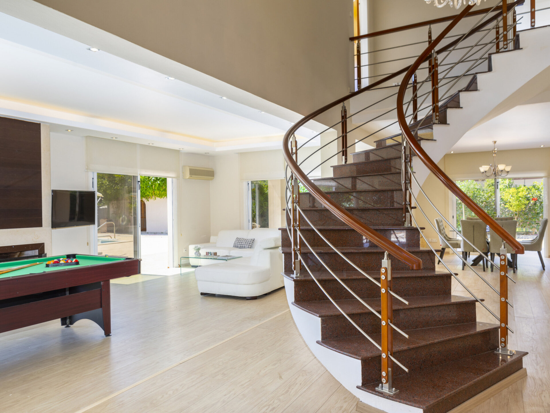 Vam in vaši družini bo všeč ta vila ob obali, vila Larnaca 1400