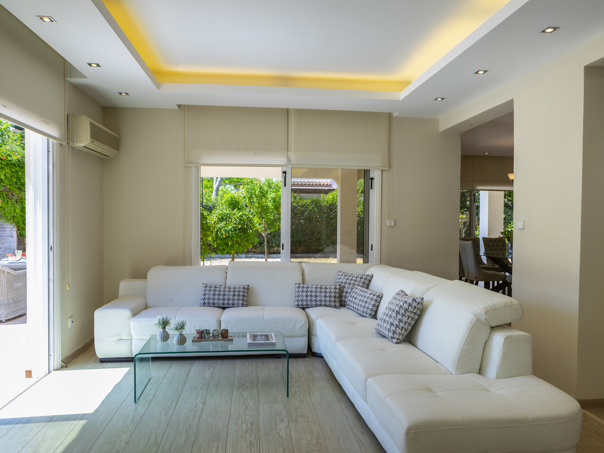 Vam in vaši družini bo všeč ta vila ob obali, vila Larnaca 1400