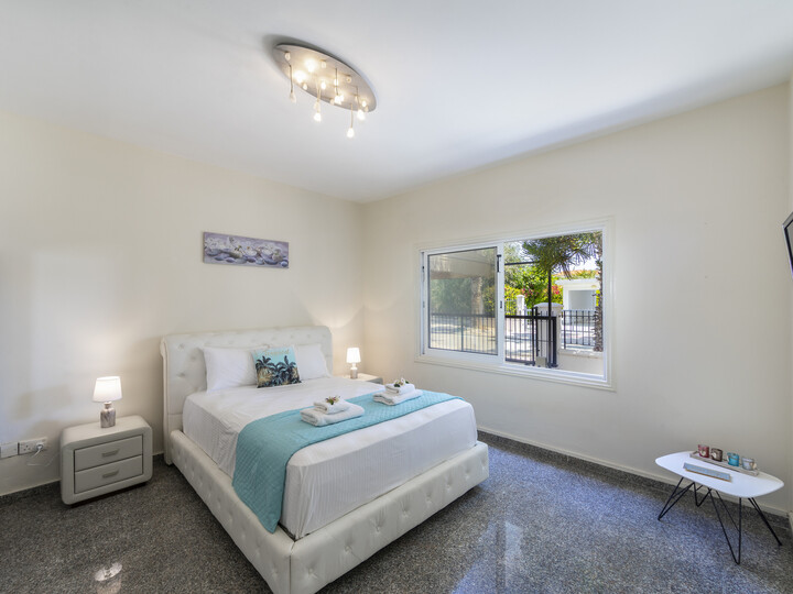 Vam in vaši družini bo všeč ta vila ob obali, vila Larnaca 1400